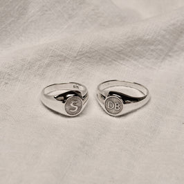 Personalisierter runder Sterlingsilber-Siegelring mit Initiale im Starburst-Design, Größe J - Z+1